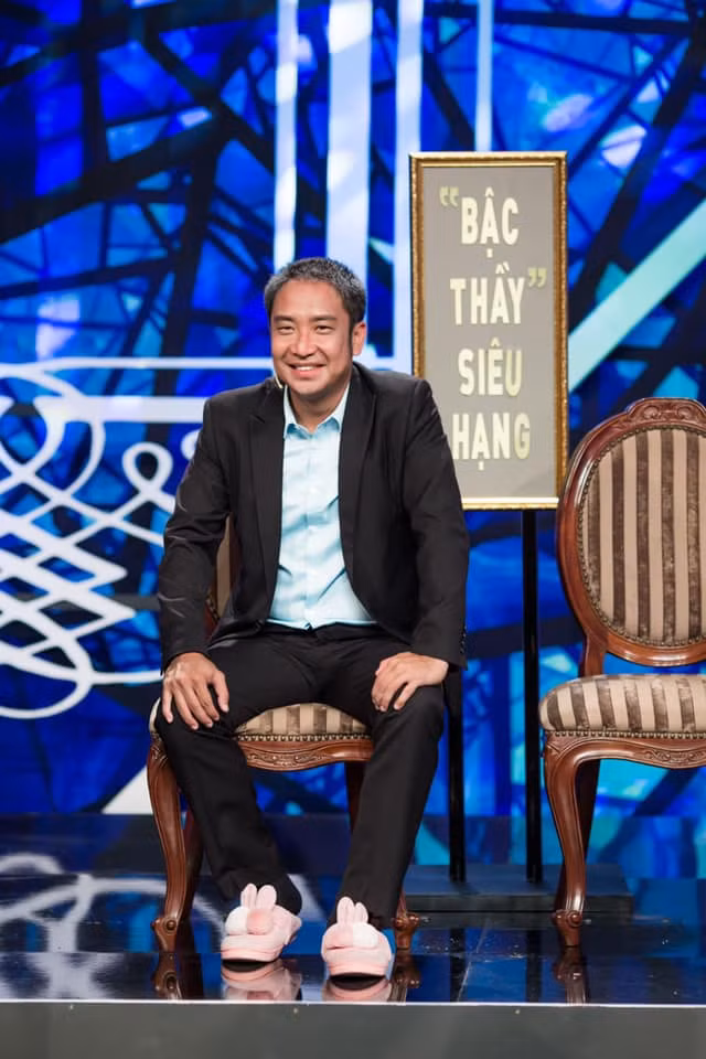 Ngoài diễn xuất, Đình Hiếu còn được biết đến với vai trò MC trong các chương trình như: 7 ngày vui sống (VTV1), Chuyến xe nhân ái (TH Vĩnh Long), Bạn của đất (TH Kiên Giang)....