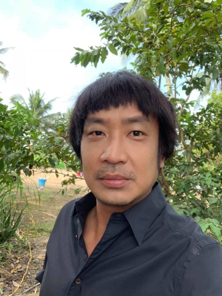 Diễn viên Đình Hiếu sinh năm 1980 ở TP. HCM. Anh là gương mặt quen thuộc của làng nghệ thuật phía Nam.