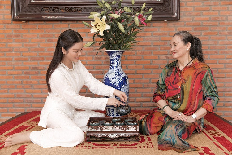 "Công trình này tôi kính dâng mẹ và mong muốn con cháu sau này đi đâu cũng phải nhớ đến cội nguồn, nhớ đến gia đình", Lý Nhã Kỳ bày tỏ.