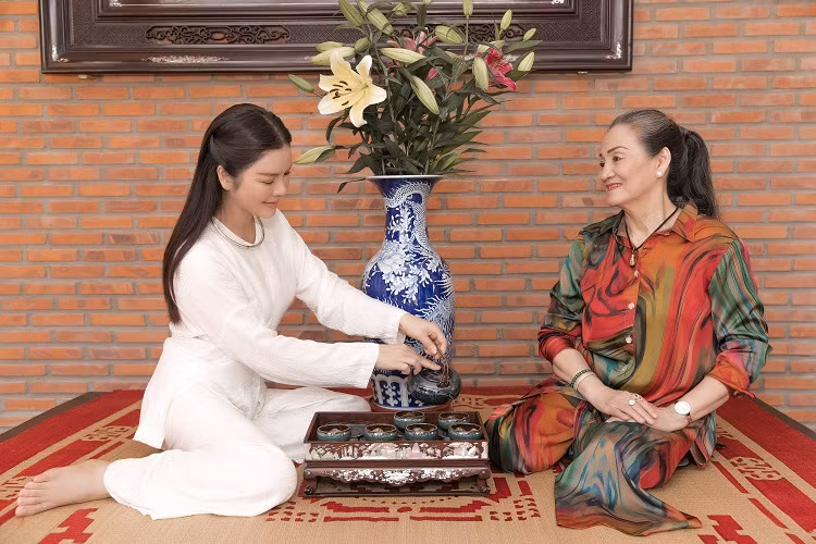 "Công trình này tôi kính dâng mẹ và mong muốn con cháu sau này đi đâu cũng phải nhớ đến cội nguồn, nhớ đến gia đình", Lý Nhã Kỳ bày tỏ.