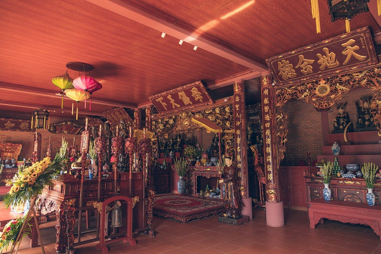 Từ cổng chính nhìn vào, phủ Trần Lê Gia gồm 2 gian nhà chính: 1 gian là thờ Phật, Tam tòa đức quốc mẫu, tổ nghiệp và gia tộc họ Trần, Lê. Gian thứ 2 là gian ở dành cho gia đình. Gian thứ 3 là khu dành cho đãi tiệc và tiếp khách.