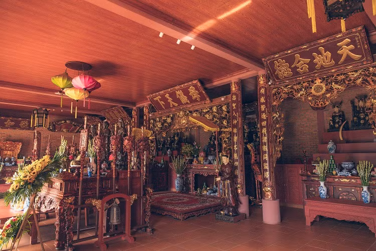 Từ cổng chính nhìn vào, phủ Trần Lê Gia gồm 2 gian nhà chính: 1 gian là thờ Phật, Tam tòa đức quốc mẫu, tổ nghiệp và gia tộc họ Trần, Lê. Gian thứ 2 là gian ở dành cho gia đình. Gian thứ 3 là khu dành cho đãi tiệc và tiếp khách.