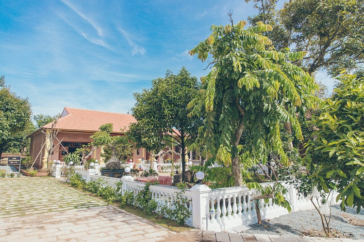 Phủ Trần Lê Gia của Lý Nhã Kỳ tọa lạc trên mảnh đất rộng hàng ngàn m2. Xung quanh nhà là hàng loạt cây lâu năm, cây ăn quả.