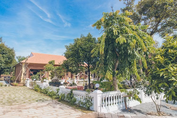 Phủ Trần Lê Gia của Lý Nhã Kỳ tọa lạc trên mảnh đất rộng hàng ngàn m2. Xung quanh nhà là hàng loạt cây lâu năm, cây ăn quả.