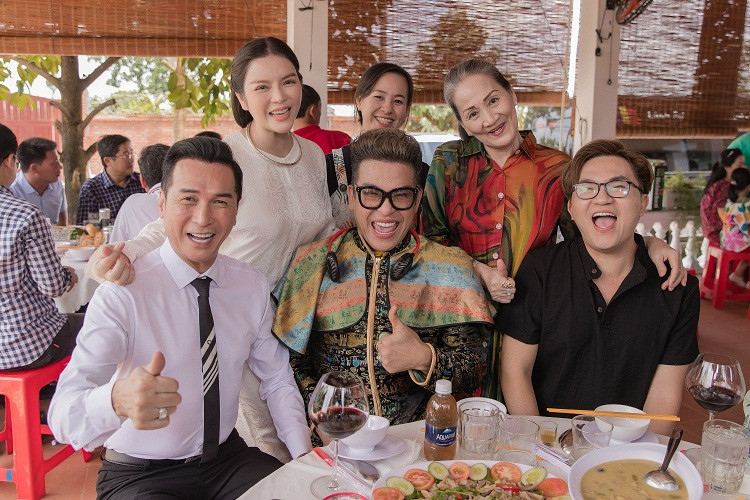 Các nghệ sĩ vui vẻ chúc mừng Lý Nhã Kỳ. Xem video "Đã mắt ngắm triển lãm kim cương của Lý Nhã Kỳ". Nguồn VTC1: