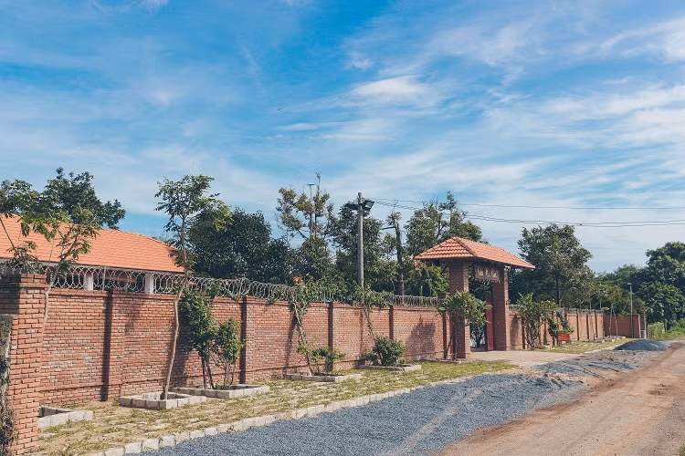 Người đẹp bày tỏ, cô xây phủ thờ là để bày tỏ lòng tôn kính với gia tộc, các bậc tiền nhân. Cô muốn báo hiếu dòng họ Trần (nội) và họ Lê (ngoại).