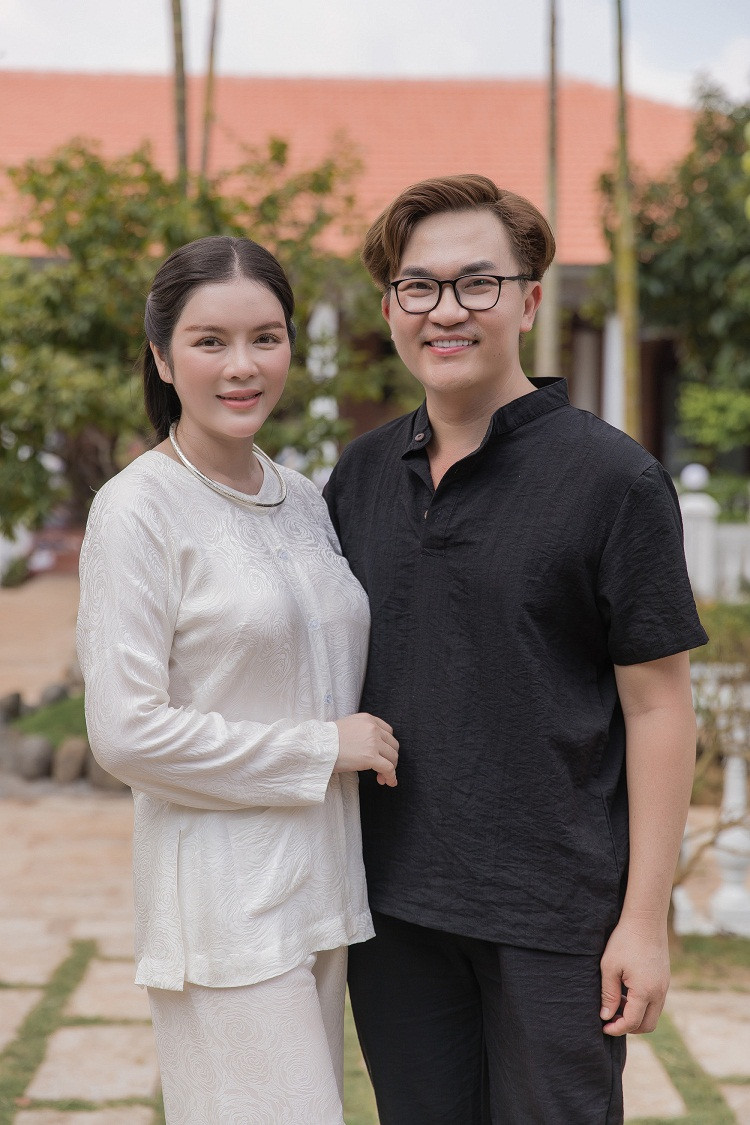 Đại Nghĩa dành lời có cánh cho Lý Nhã Kỳ: "Kỳ là một người phụ nữ thành đạt, tài năng, nhan sắc thì miễn bàn, quá xinh đẹp. Nếu như ai có dịp tiếp xúc với Lý Nhã Kỳ thì chắc chắn sẽ cảm nhận được nguồn năng lượng tích cực từ cô ấy”.