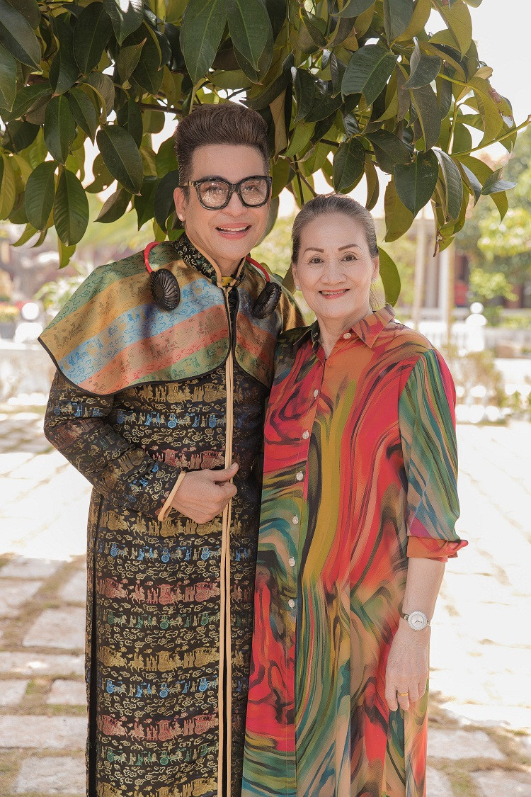 Nghệ sĩ Thanh Bạch háo hức tham quan khu phủ thờ. Anh chu đáo chuẩn bị hai bộ áo dài để thay và dâng hương một cách thành kính.