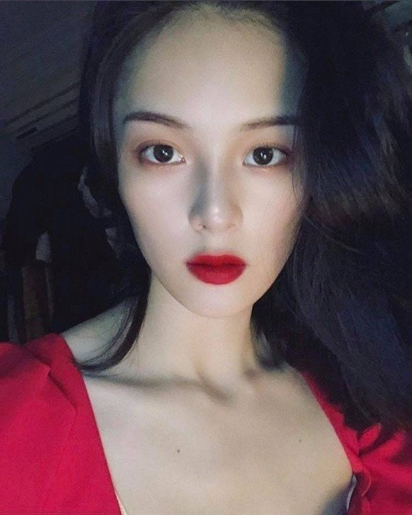 Mới đây, Hạ Vi bất ngờ đăng tải loạt ảnh mới nhất của mình trên trang cá nhân, đánh dấu cho sự tái xuất của mình. Theo đó, nữ diễn viên "Tấm Cám chuyện chưa kể" đã có những chia sẻ thẳng thắn về sự "biến mất" của mình khỏi làng giải trí trong 2 năm vừa qua.