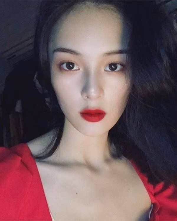 Mới đây, Hạ Vi bất ngờ đăng tải loạt ảnh mới nhất của mình trên trang cá nhân, đánh dấu cho sự tái xuất của mình. Theo đó, nữ diễn viên "Tấm Cám chuyện chưa kể" đã có những chia sẻ thẳng thắn về sự "biến mất" của mình khỏi làng giải trí trong 2 năm vừa qua.