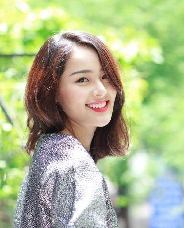 Mặc dù vậy, không thể phủ nhận, sau khi công khai mối tình với "đại gia phố núi" Cường Đô La, người đẹp từng càng nhận được nhiều sự quan tâm của giới giải trí và khán giả. Hạ Vi được Cường Đô La dẫn đến cùng tham dự các sự kiện lớn, thậm chí còn thường được so sánh với Hà Hồ.