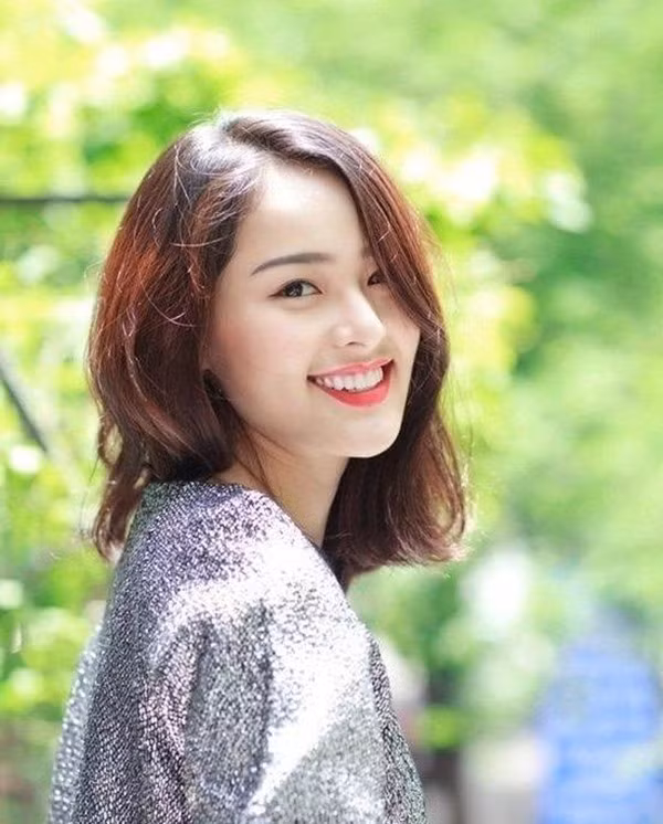 Mặc dù vậy, không thể phủ nhận, sau khi công khai mối tình với "đại gia phố núi" Cường Đô La, người đẹp từng càng nhận được nhiều sự quan tâm của giới giải trí và khán giả. Hạ Vi được Cường Đô La dẫn đến cùng tham dự các sự kiện lớn, thậm chí còn thường được so sánh với Hà Hồ.