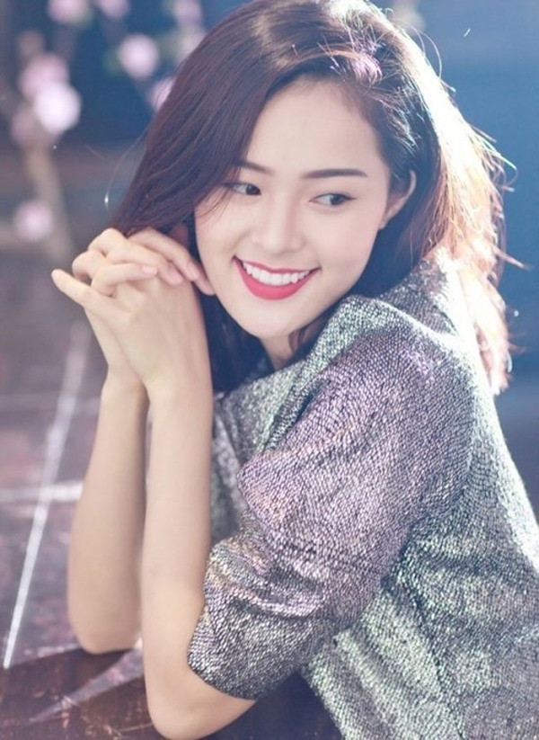 3 năm sau chuyện tình cảm ồn ào với Cường Đô La, cuộc sống của Hạ Vi nhận được nhiều sự quan tâm của công chúng. Người đẹp tỏ ra khá kín kẽ trong chuyện đời tư nhưng vẫn bị bủa vây bởi chuyện tình ái.