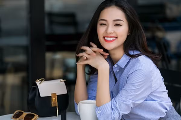 Ngay từ khi bước vào làng giải trí, Hạ Vi quyết tâm xây dựng hình ảnh "ngọc nữ". Từ ngoại hình, phong cách thời trang cho đến lời ăn tiếng nói, hotgirl họ Phạm đều khéo giữ vẻ dịu dàng nhã nhặn. "Tôi chỉ nên sống trong thế giới cổ tích", Hạ Vi từng thú nhận.