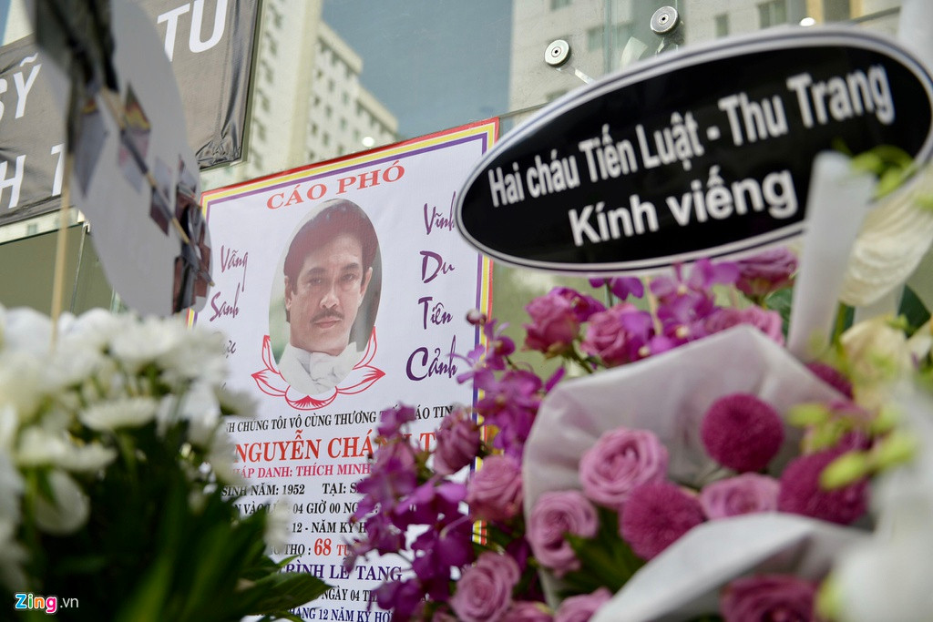 Sáng 5/1, lễ tang của cố nghệ sĩ Nguyễn Chánh Tín diễn ra tại quận 7 (TP.HCM). Đông đảo nghệ sĩ, bạn bè, đồng nghiệp đã đến viếng hương hồn nam diễn viên và chia sẻ nỗi đau mất mát cùng gia đình.