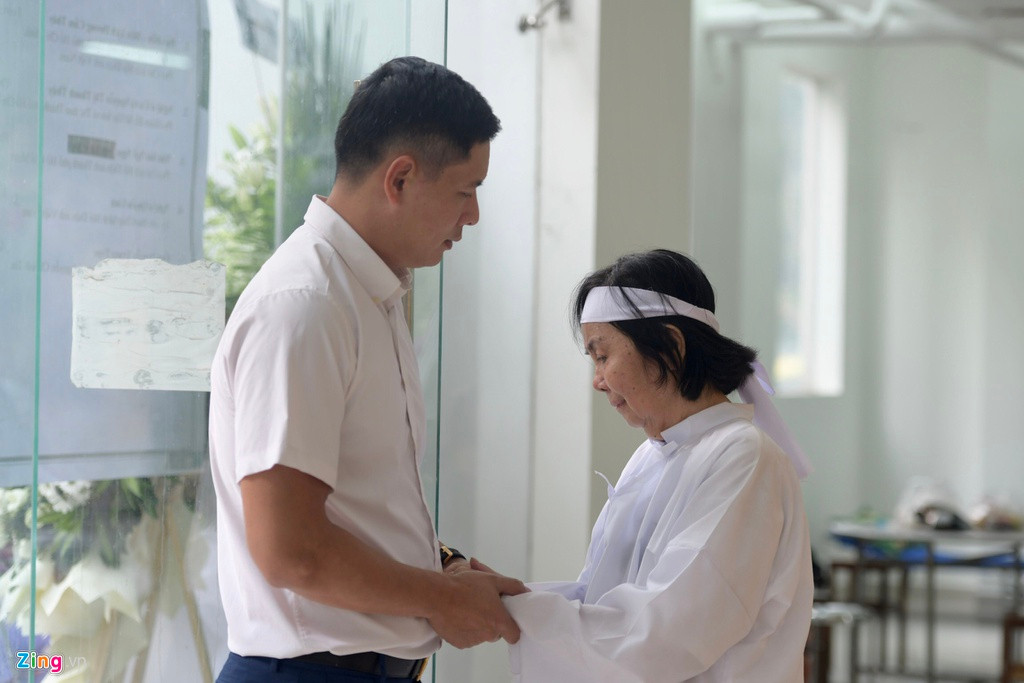 Đến viếng Chánh Tín, diễn viên Bình Minh chia sẻ: “Nhận tin chú Tín ra đi, tôi sốc và bất ngờ. Tôi nể phục tinh thần làm việc của chú. Sự ra đi của chú là mất mát lớn đối với điện ảnh Việt Nam. Tất cả thế hệ nghệ sĩ trong Nam, ngoài Bắc đều tưởng nhớ đến chú và hình ảnh của chú luôn sống mãi trong lòng các diễn viên, đặc biệt là thế hệ trẻ”.