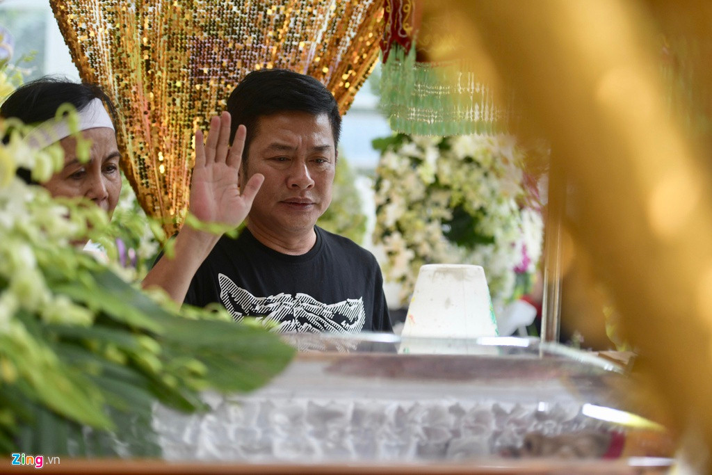 Tấn Beo đau buồn đến đưa tiễn Chánh Tín. Anh vẫy tay chào người tiền bối đáng kính khi đứng trước linh cữu.