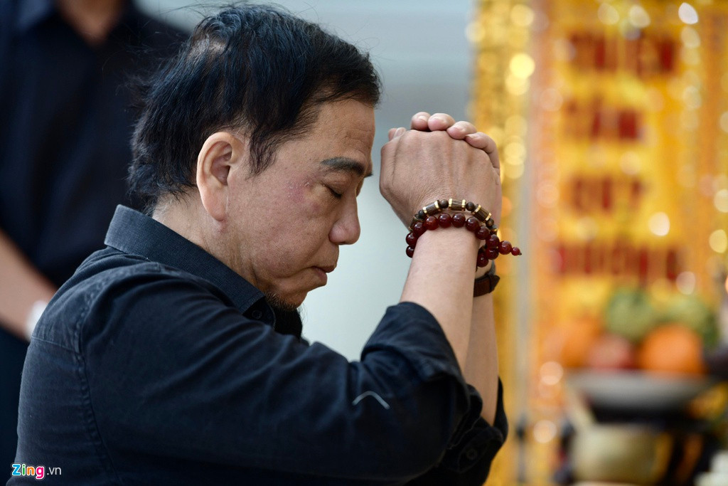 Bà Bích Trâm cho biết trước khi qua đời, chồng bà vẫn sinh hoạt bình thường, không lộ dấu hiệu gì. “Đêm hôm trước, chồng tôi vẫn tập thể dục và xem tivi như mọi ngày. Tôi ngồi ngoài ghế, lâu lâu lại nghe tiếng anh: 'Tim tôi cứ nhói nhói, thắt lại, đau quá', rồi bảo tôi lấy miếng dán ngực. Sau đó, anh đi ngủ sớm", bà kể.