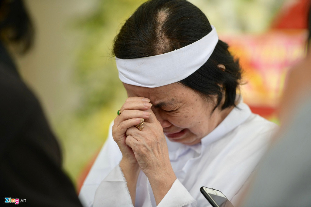 Bà Bích Trâm - vợ của diễn viên - cố nén nỗi mất mát vào lòng để lo liệu hậu sự cho chồng. Tuy nhiên, nhiều lần bà không thể kìm nén cảm xúc, bật khóc nức nở trước linh cữu chồng.