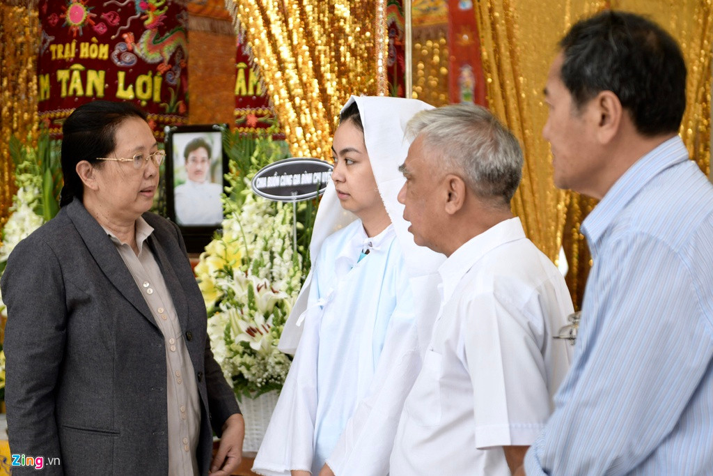 Con gái cố nghệ sĩ - chị Nguyễn Chánh Bích Uyên - cùng người thân lo cho lễ tang của cha.