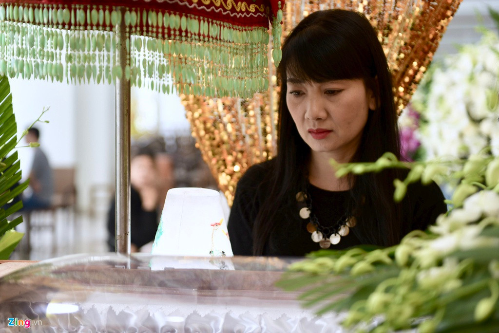 Từng lượt khách tới tiễn Chánh Tín những chặng đường cuối cùng. Gương mặt họ không giấu được sự bàng hoàng, xót xa trước sự thật là người nghệ sĩ tài hoa đã qua đời. Theo gia đình, diễn viên Ván bài lật ngửa bị tiểu đường nhưng vẫn ở giai đoạn còn chữa trị được, chưa đến mức quá nặng. "Đâu ai ngờ anh lại ra đi nhanh như vậy", bà Bích Trâm nức nở. Trong ảnh là NSƯT Mỹ Uyên.