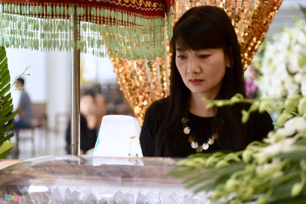 Từng lượt khách tới tiễn Chánh Tín những chặng đường cuối cùng. Gương mặt họ không giấu được sự bàng hoàng, xót xa trước sự thật là người nghệ sĩ tài hoa đã qua đời. Theo gia đình, diễn viên Ván bài lật ngửa bị tiểu đường nhưng vẫn ở giai đoạn còn chữa trị được, chưa đến mức quá nặng. "Đâu ai ngờ anh lại ra đi nhanh như vậy", bà Bích Trâm nức nở. Trong ảnh là NSƯT Mỹ Uyên.