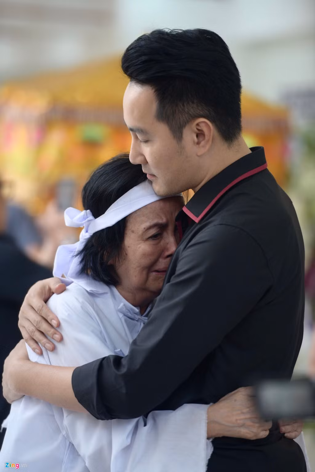 Ca sĩ Nguyễn Phi Hùng ôm bà Bích Trâm động viên. Mỗi lượt khách đến viếng chồng, bà Bích Trâm đều xúc động bật khóc.