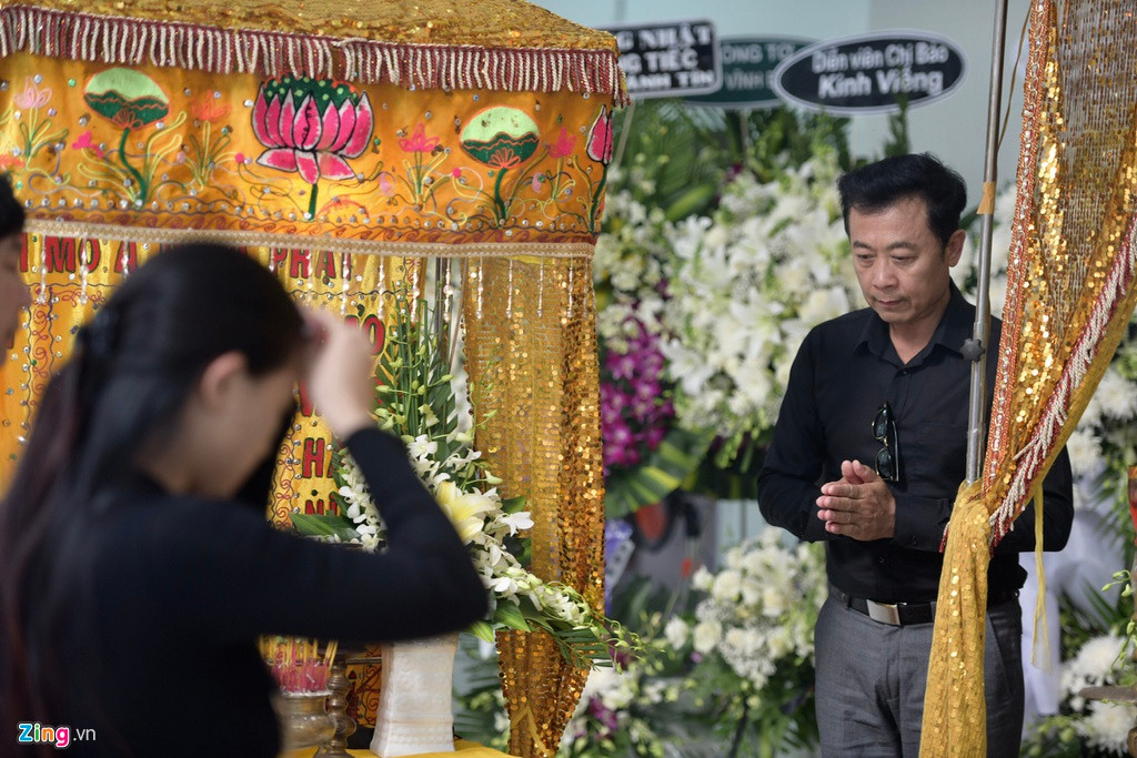 Diễn viên Vân Sơn chủ yếu hoạt động ở thị trường hải ngoại, có quan hệ họ hàng với nghệ sĩ Chánh Tín. Anh thắp nén hương trước linh cữu của Chánh Tín.