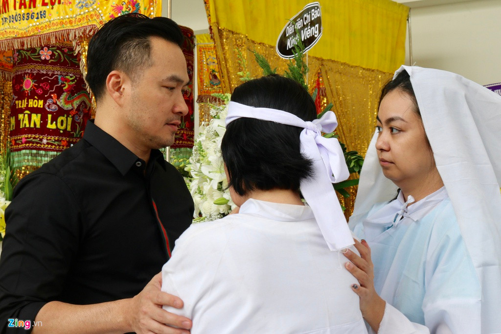 Sinh thời, diễn viên Chánh Tín là bậc tiền bối được nhiều đàn em yêu quý, kính trọng. Ông cũng có những vai diễn thành công được xem là tấm gương sáng cho lớp nghệ sĩ trẻ học hỏi. Do đó, nhiều nghệ sĩ tới viếng, chia buồn và nhìn ông lần cuối. Diễn viên Chi Bảo thăm hỏi, động viên gia đình Chánh Tín.