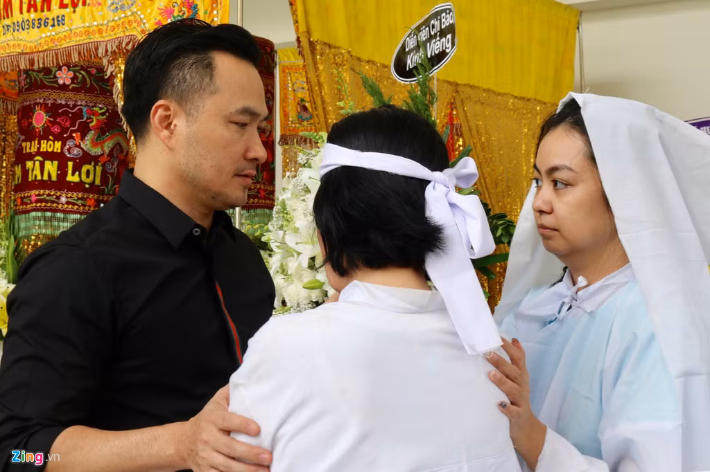 Sinh thời, diễn viên Chánh Tín là bậc tiền bối được nhiều đàn em yêu quý, kính trọng. Ông cũng có những vai diễn thành công được xem là tấm gương sáng cho lớp nghệ sĩ trẻ học hỏi. Do đó, nhiều nghệ sĩ tới viếng, chia buồn và nhìn ông lần cuối. Diễn viên Chi Bảo thăm hỏi, động viên gia đình Chánh Tín.