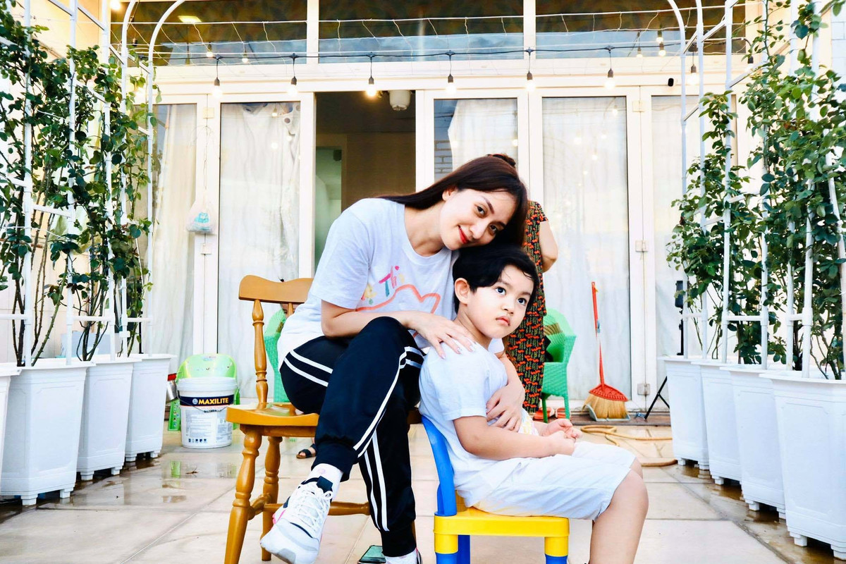 Từ khi dịch COVID-19 bùng phát, cuộc sống của vợ chồng Khánh Thi bị đảo lộn như nhiều gia đình có con nhỏ khác. Cả hai phải thay nhau trông nom bởi hai con không đến trường. Vì trung tâm dance sport đóng cửa trong thời gian cách ly, Khánh Thi – Phan Hiển tổ chức dạy nhảy online hoặc quay các video ngắn hướng dẫn một bố bài thể dục để mọi người tập luyện tại nhà, nâng cao sức khoẻ. Cả hai hy vọng rằng, dịch bệnh sẽ sớm chấm dứt để trở lại với nhịp sống bận rộn quen thuộc.