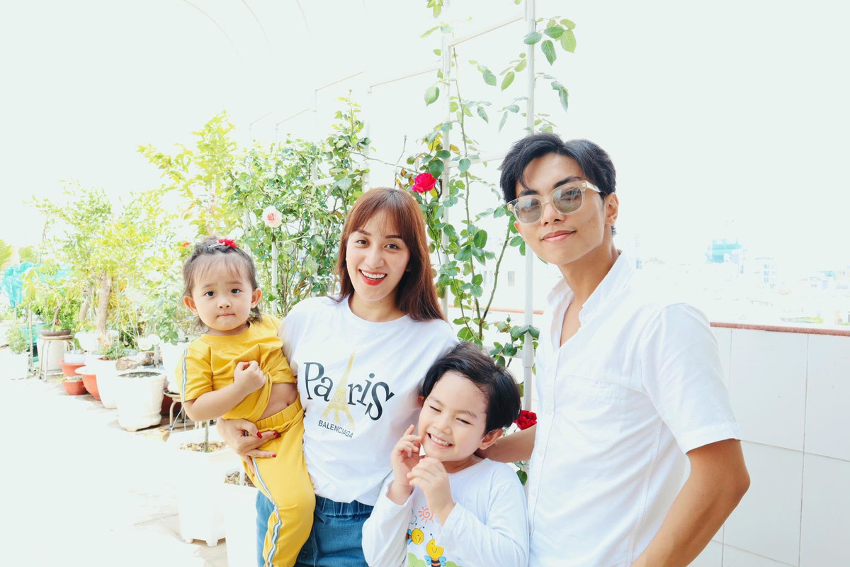 Để Phan Hiển trồng vườn hồng trên sân thượng, kiện tướng dancesport đã dành rất nhiều thời gian tìm hiểu thông tin trên mạng. Sự nghiệp làm "nông dân" của anh bắt đầu từ ngày 1/4 với việc chọn mua các loại hoa hồng Đà Lạt, hoa hồng ngoại…