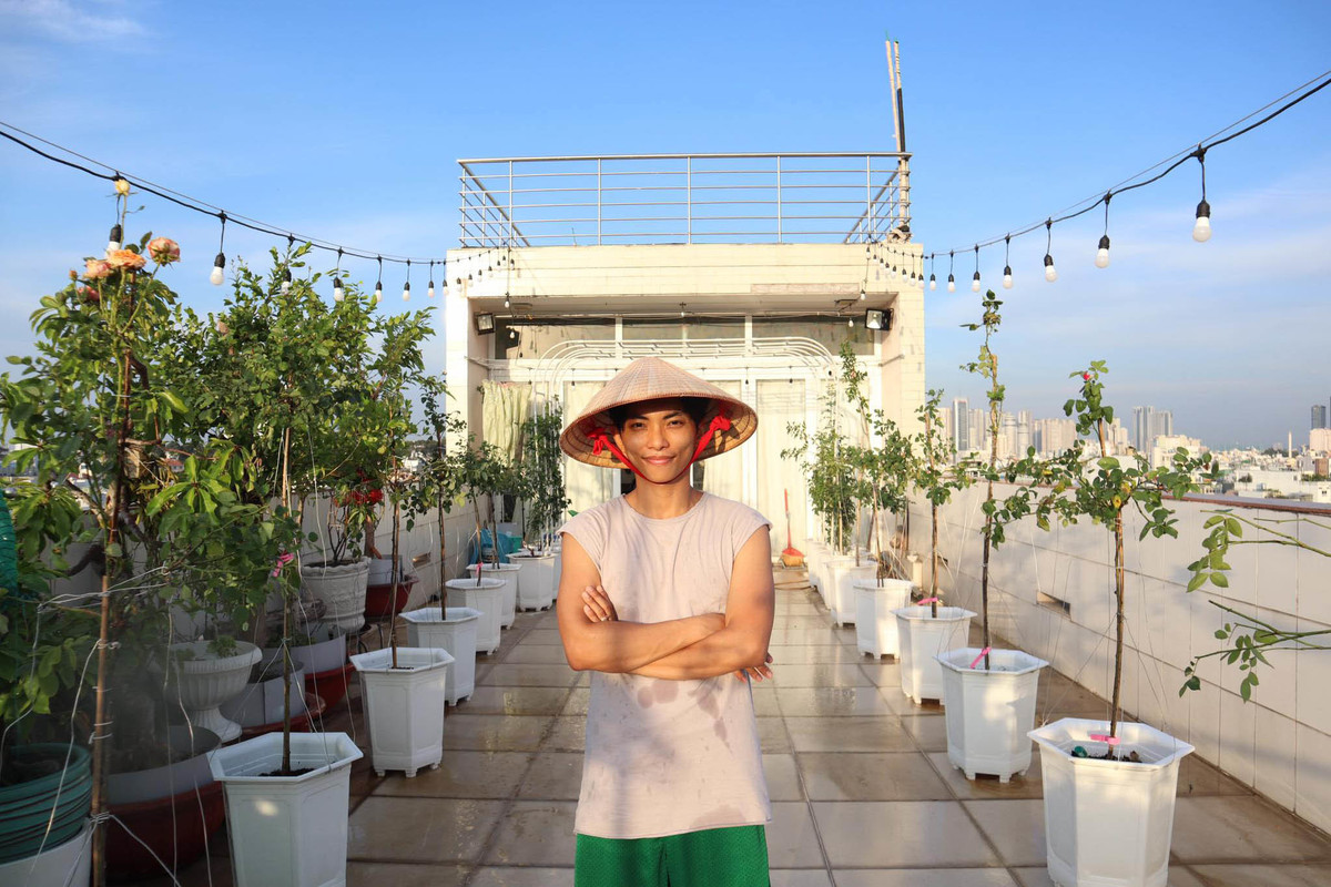 Anh còn tỉ mỉ bón phân hữu cơ cho vườn hồng với các mẹo bỏ thêm vỏ trứng, chuối chín để tăng dinh dưỡng cho đất. Mỗi ngày anh đều đặn tưới hoa vào buổi sáng và chiều muộn cho cả vườn hồng.