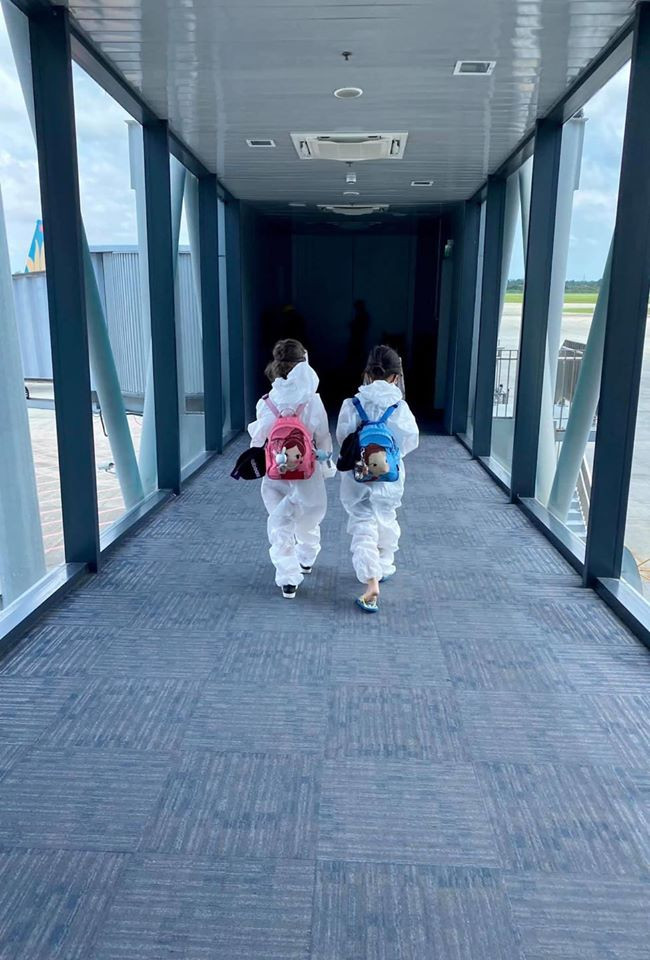 Trước thông tin Hồng Nhung và hai con kết thúc cách ly trở về nhà, đông đảo bạn bè, đồng nghiệp đã gửi lời chúc mừng. Đàm Vĩnh Hưng, Thanh Thảo, Bằng Kiều, Hà Kiều Anh, Giáng My... đều chúc mừng Hồng Nhung và hai nhóc tì.