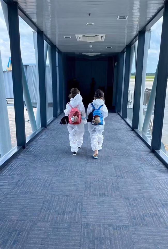 Trước thông tin Hồng Nhung và hai con kết thúc cách ly trở về nhà, đông đảo bạn bè, đồng nghiệp đã gửi lời chúc mừng. Đàm Vĩnh Hưng, Thanh Thảo, Bằng Kiều, Hà Kiều Anh, Giáng My... đều chúc mừng Hồng Nhung và hai nhóc tì.