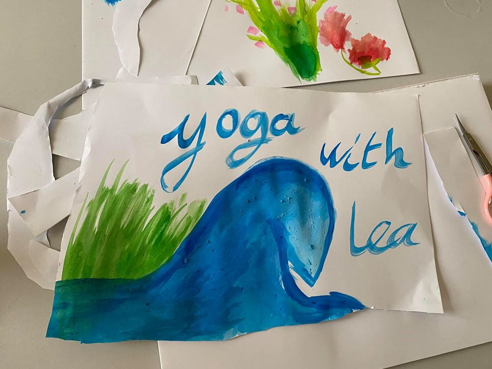 Tép có niềm đam mê với vẽ. Cô bé mang bảng màu từ Mỹ về Việt Nam để vẽ tranh.