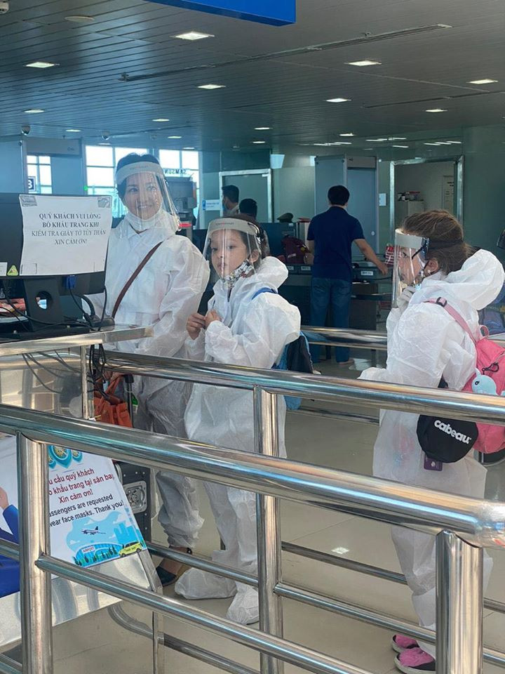 Được trở về nhà là điều mong mỏi của Hồng Nhung và hai con. Khi lên máy bay cô và cặp song sinh mặc đồ bảo hộ cẩn thận.