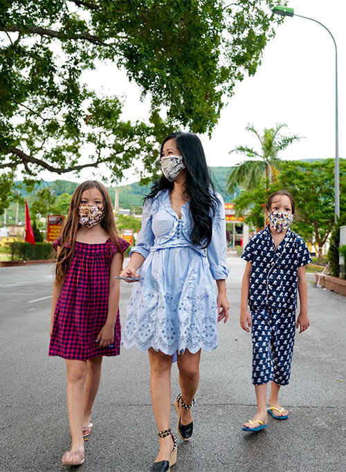 Trước đó, sau hơn 5 tháng mắc kẹt tại Mỹ, Hồng Nhung và hai con trở về Việt Nam vào ngày 27/7. Sau khi hạ cánh tại sân bay Vân Đồn, ba mẹ con nữ ca sĩ được làm các thủ tục khai báo y tế và khử trùng rồi về cách ly tập trung tại doanh trại quân đội ở Uông Bí.