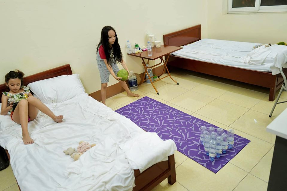 Cậu bé Tôm hiếu động chơi bowling trong phòng.