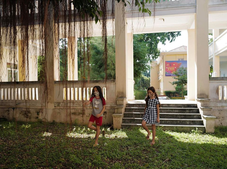 Hai con của Hồng Nhung thay phiên nhau đi đổ rác. Cả hai thích thú mỗi khi được ra ngoài chơi.