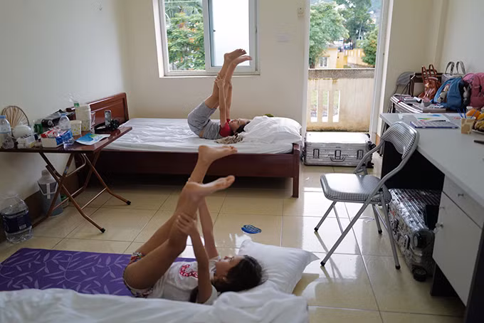 Ngoài ra, hai bé còn tập yoga cùng mẹ.