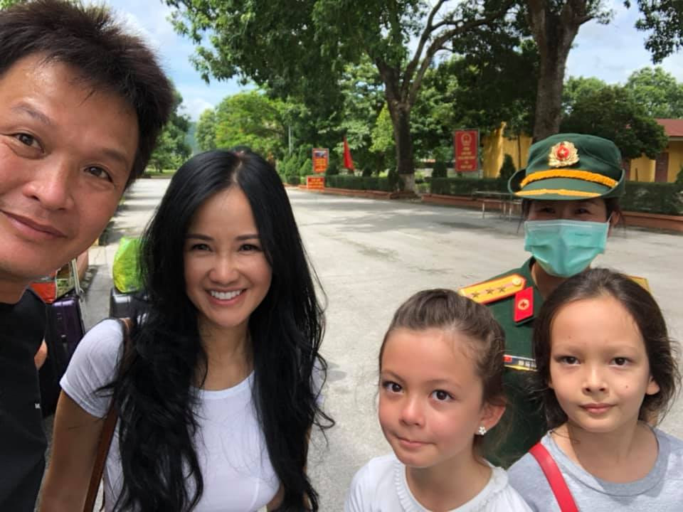 Nữ diva cùng hai con Tôm, Tép vừa bắt chuyến bay về TP.HCM vào ngày 11/8. Hình ảnh rạng rỡ của gia đình Hồng Nhung trước khi rời khu cách ly.
