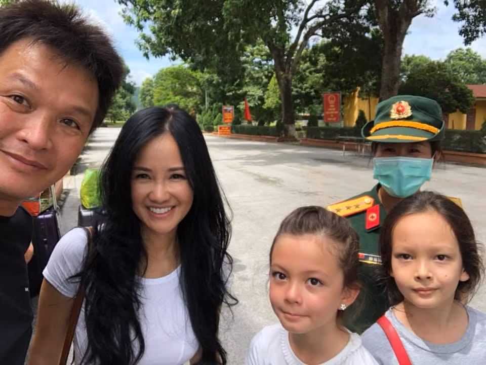 Nữ diva cùng hai con Tôm, Tép vừa bắt chuyến bay về TP.HCM vào ngày 11/8. Hình ảnh rạng rỡ của gia đình Hồng Nhung trước khi rời khu cách ly.