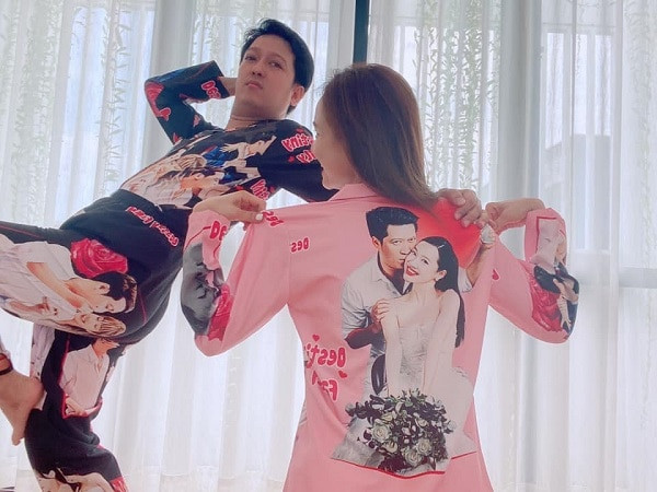 Đặc điểm nổi bật nhất trên bộ đồ ngủ đôi này là hình của cả hai vợ chồng làm họa tiết chính cho trang phục.