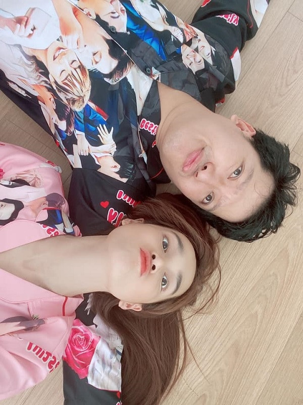 Cả hai đều tạo dáng vô cùng đáng yêu, mộc mạc nhân ngày sinh nhật của nữ diễn viên Nhã Phương vừa qua.