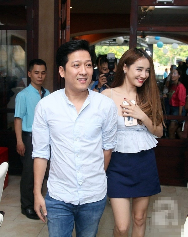 Đây không phải là lần đầu tiên cặp vợ chồng Trường Giang &amp; Nhã Phương diện đồ đôi mà rất nhiều lần khán giả và truyền thông bắt gặp khoảnh khắc diện đồ "tình như bể bình” của cả hai.