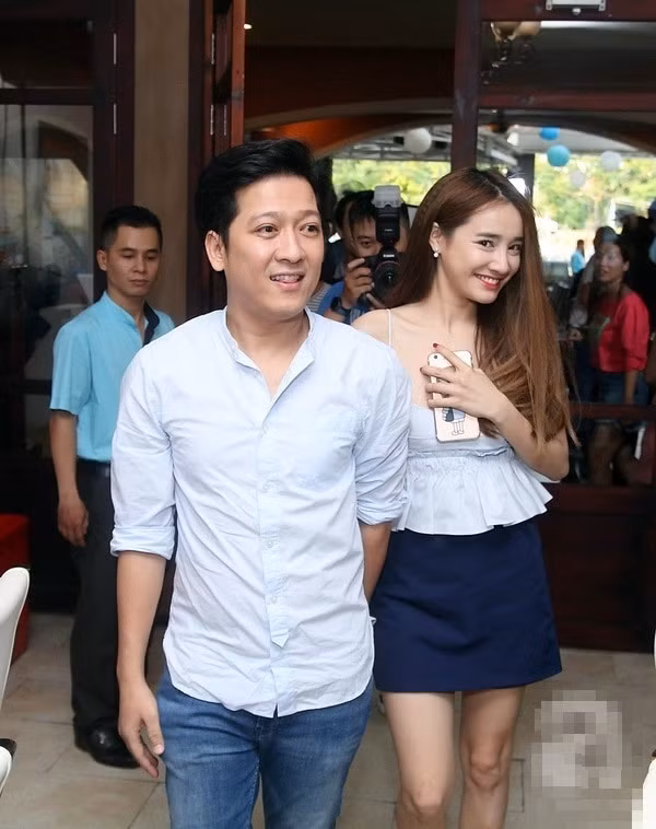 Đây không phải là lần đầu tiên cặp vợ chồng Trường Giang &amp; Nhã Phương diện đồ đôi mà rất nhiều lần khán giả và truyền thông bắt gặp khoảnh khắc diện đồ "tình như bể bình” của cả hai.