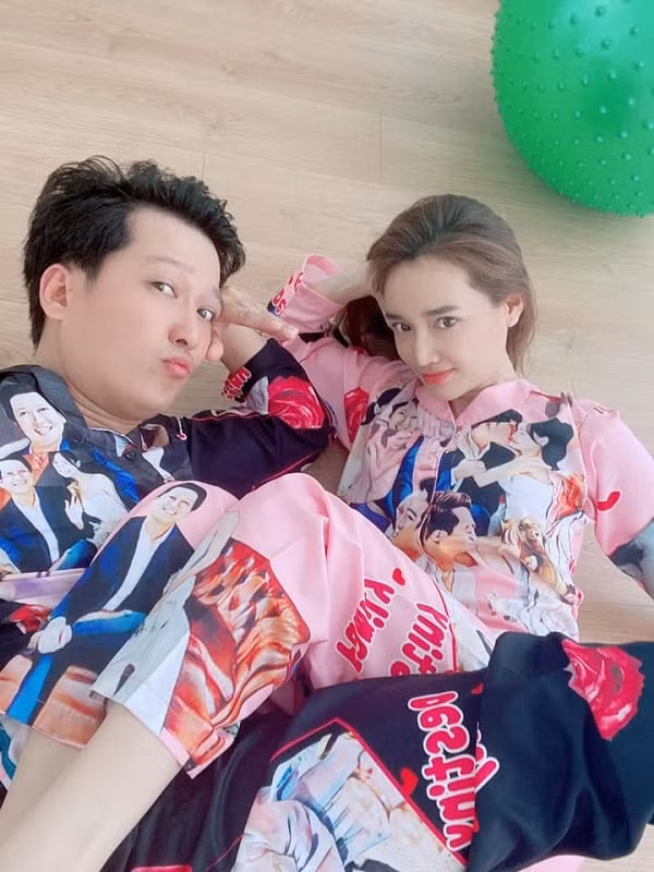 Trường Giang khoác trên mình bộ pyjama đen còn Nhã Phương thì diện trên mình bộ Pyjama màu hường.