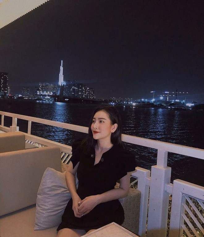 Trên trang cá nhân, Huyền Thoại chia sẻ nhiều hình ảnh của bản thân. Cô được nhận xét có gương mặt góc cạnh, lạnh lùng với đường nét sắc sảo. Đa số cho rằng 9X "càng lạnh càng xinh". Ở hầu hết bức hình, Huyền Thoại đều giữ gương mặt với biểu cảm nhẹ nhàng nhưng ít khi cười tươi.