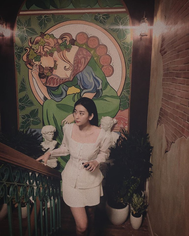 Nữ chính Người ấy là ai có vóc dáng cân đối, theo đuổi gu thời trang thanh lịch. Nhiều khán giả nhận xét rằng Huyền Thoại mang vẻ đẹp của hot girl và có thể nổi tiếng sau khi tập 4 được phát sóng.